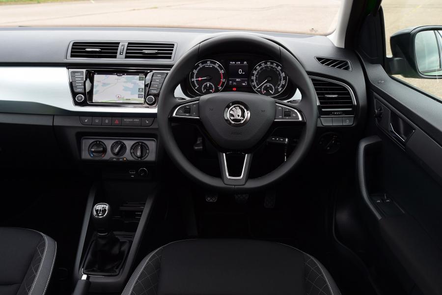 Торпедо Skoda Fabia Colour Edition (NJ) 2018 года  (UK) (фото 6 из 12)